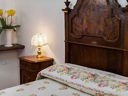 Comfortable Villa With Private Pool, Garden, Balcony, Near Lake Garda