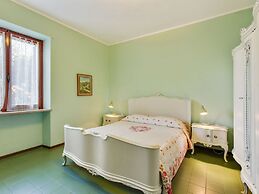 Comfortable Villa With Private Pool, Garden, Balcony, Near Lake Garda