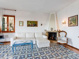 Comfortable Villa With Private Pool, Garden, Balcony, Near Lake Garda