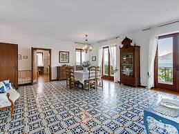 Comfortable Villa With Private Pool, Garden, Balcony, Near Lake Garda