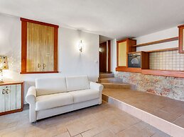 Comfortable Villa With Private Pool, Garden, Balcony, Near Lake Garda