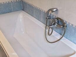 Comfortable Villa With Private Pool, Garden, Balcony, Near Lake Garda