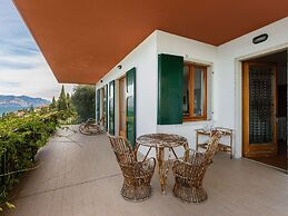 Comfortable Villa With Private Pool, Garden, Balcony, Near Lake Garda
