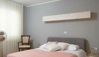 Donatella -apt 1- 10m van het Strand