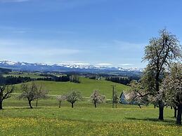 Appealing Apartment Near Lake