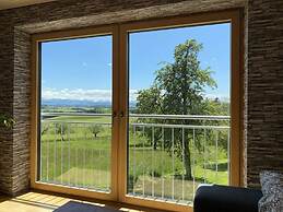 Appealing Apartment Near Lake