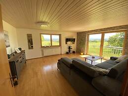 Appealing Apartment Near Lake