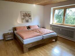 Appealing Apartment Near Lake