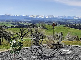 Appealing Apartment Near Lake