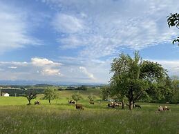 Appealing Apartment Near Lake