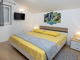 Apartment Mia - Two Bedroom Apartment With Balcony