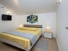 Apartment Mia - Two Bedroom Apartment With Balcony