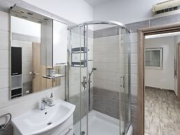 Apartment Mia - Two Bedroom Apartment With Balcony