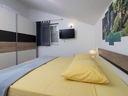 Apartment Mia - Two Bedroom Apartment With Balcony