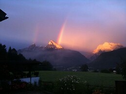 Hirschbichler Modern Retreat