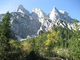 Hirschbichler Modern Retreat