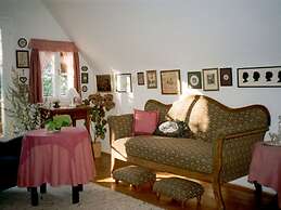 The Holler Comfortable Holiday Residence