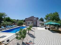 Sunshine Comfortable Holiday Residence