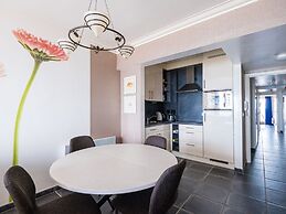 Apartment With Sun-facing Terrace