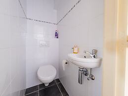 Apartment With Sun-facing Terrace