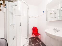 Apartment With Sun-facing Terrace