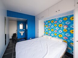 Apartment With Sun-facing Terrace