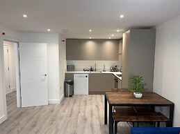 Modern 1 Bedroom Apartment - Camberley