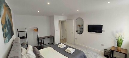 Modern 1 Bedroom Apartment - Camberley