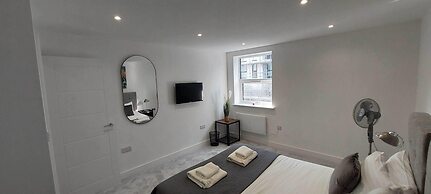 Modern 1 Bedroom Apartment - Camberley