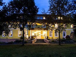 Courtyard View - Manor by the Lake