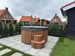 Luxury Holiday Home With hot Tub, in Zeeland