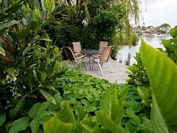 Spacious Holiday Home With Private Jetty