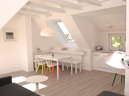 House Flora, Golden Knoepke