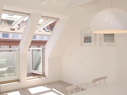 House Flora, Golden Knoepke