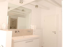 House Flora, Golden Knoepke