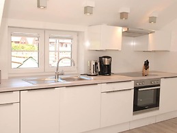 House Flora, Golden Knoepke