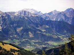 Comfortable Holiday Home With Garden in Leogang