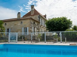 Lovely Chateau 25 min From Bordeaux