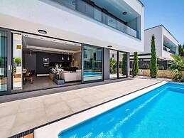 Villa Alpha - Four Bedroom Villa With Swimming Pool