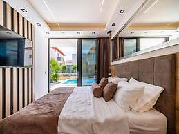 Villa Alpha - Four Bedroom Villa With Swimming Pool