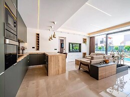 Villa Alpha - Four Bedroom Villa With Swimming Pool