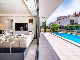 Villa Alpha - Four Bedroom Villa With Swimming Pool