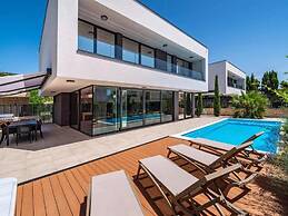 Villa Alpha - Four Bedroom Villa With Swimming Pool