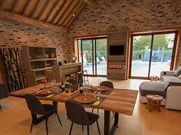 Villa With Swimming Pool in Erembodegem