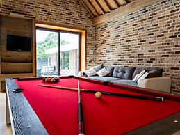 Villa With Swimming Pool in Erembodegem