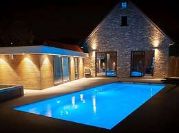 Villa With Swimming Pool in Erembodegem