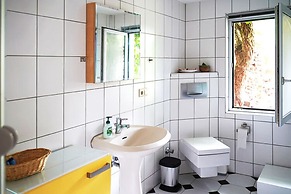 Holiday Home With art