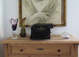 Holiday Home With art