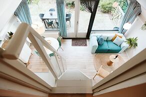 Comfortably Furnished Holiday Home by the sea