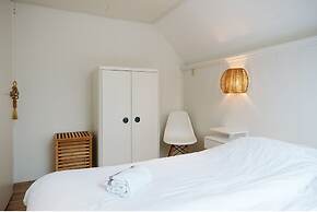 Comfortably Furnished Holiday Home by the sea